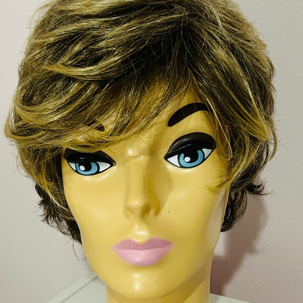 Gabor Layered Short Wavy Synthetic Wig Light Brown Blonde Highlights Classic Cap